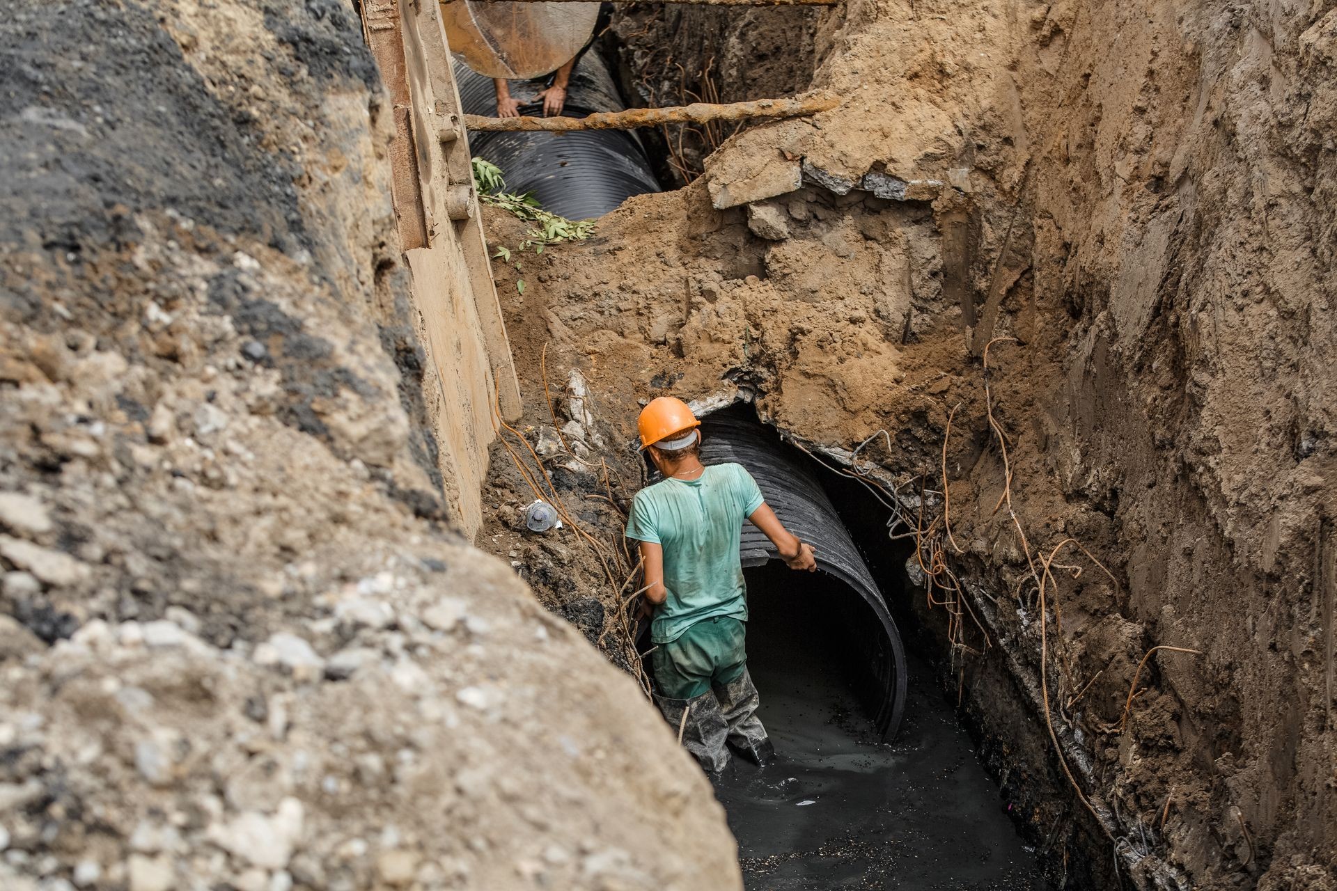 replacement of a sewer pipe deep under the ground, laying pipes under the ground, construction of a water supply line, repair of sanitary ware in Ukraine